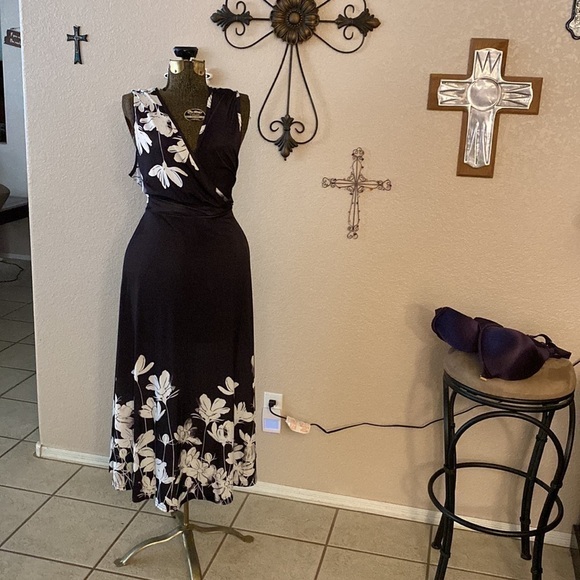 Lily Dresses & Skirts - 𝅺👗 Beautiful Black & White Wrap Style Floral Dress.